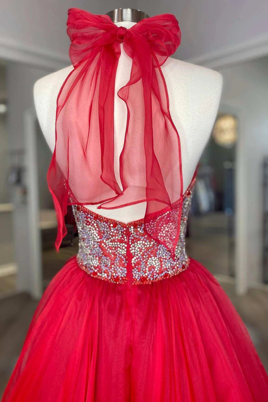 Vestido de fiesta de corte A con cuentas, cuello halter y espalda descubierta